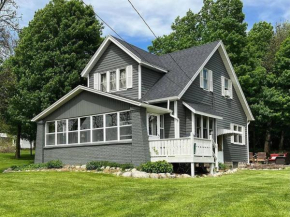 Parkside Farm Farmhouse 5 beds, 2 baths Farmstay in Byron Center
